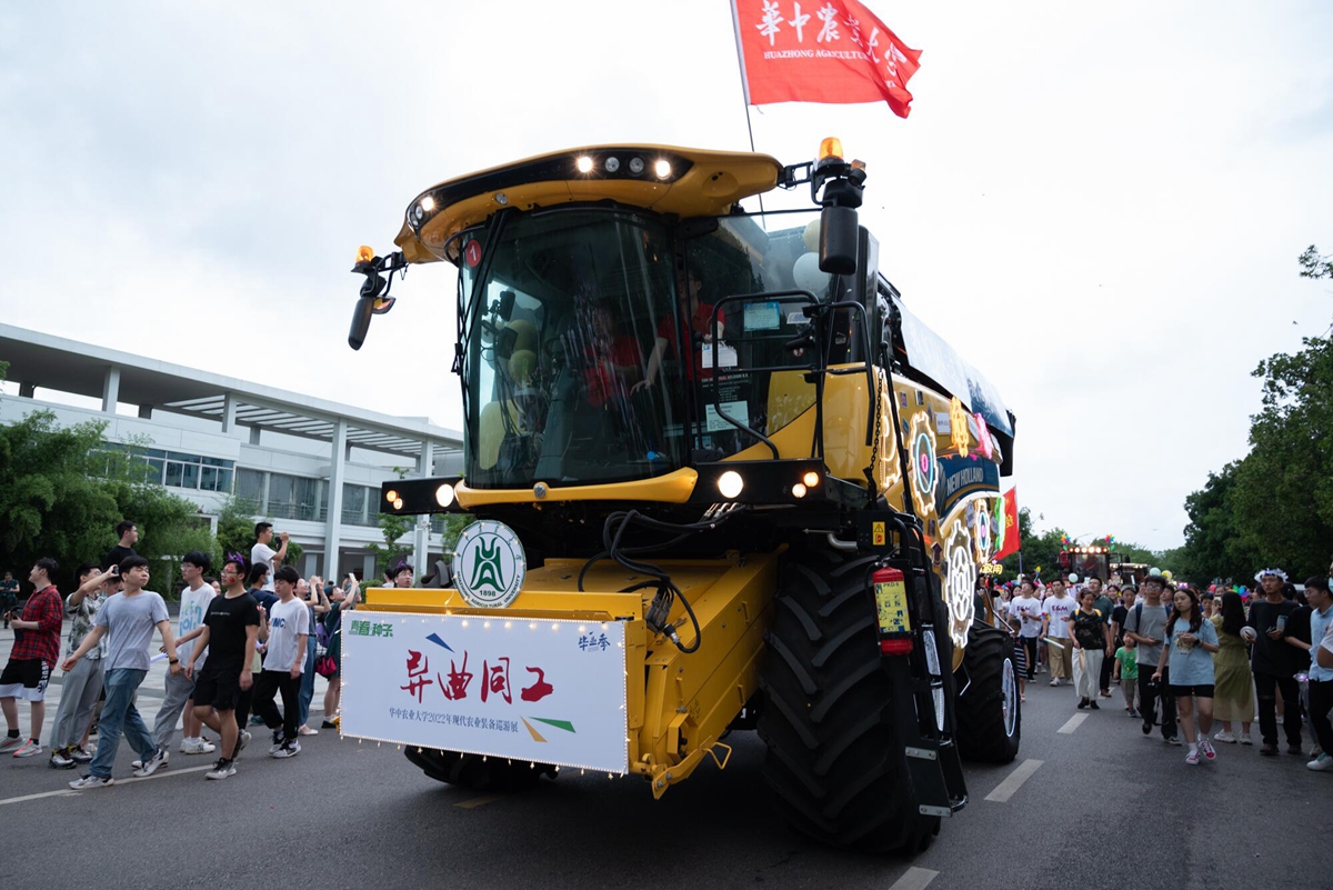 海燕策略研究线路一装扮的“大黄蜂”收割机(学通社记者 吴采睿 摄)