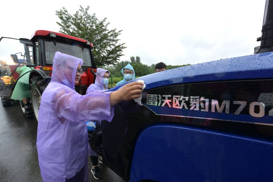 海燕策略研究线路一毕业生擦拭拖拉机（刘涛 摄）